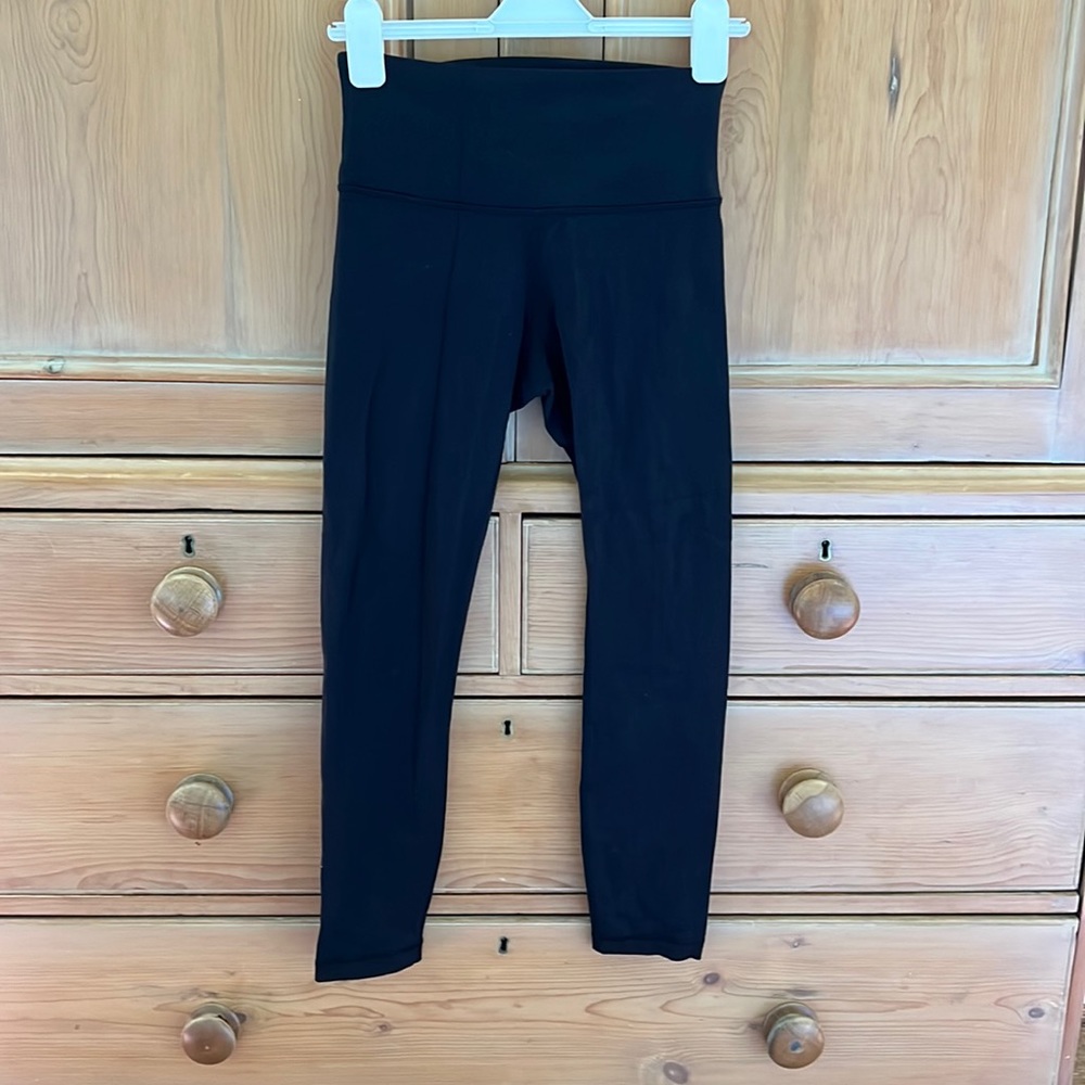 Black, ankle length, wunder unders, size 6. Very good condition.
